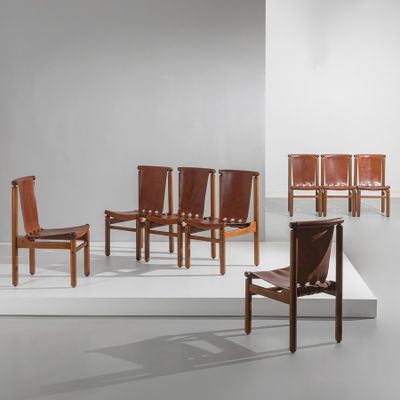 plusieurs chaises et une table dans une pièce au sol blanc