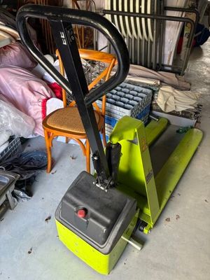 un chariot élévateur qui est garé dans un garage