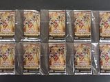 six paquets de cartes à collectionner Pokémon dans des sachets en plastique, posés sur une table