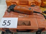 une petite boîte à outils orange sur laquelle est posé un marteau