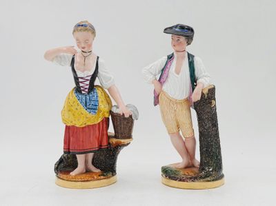 deux figurines d'un homme et d'une femme debout l'un à côté de l'autre