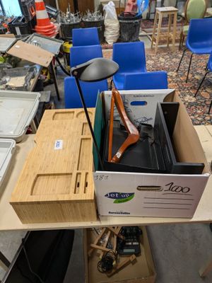 Carton d'accessoires de bureau - Photo 1