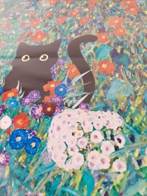 une photo d'un chat noir dans un champ de fleurs