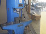 une machine bleue qui se trouve dans une pièce