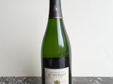 gros plan d'une bouteille de vin sur une table
