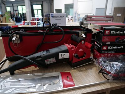 une image représentant une table sur laquelle sont posés des outils, ainsi qu'un sac à outils