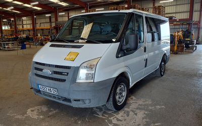 une camionnette blanche garée dans un entrepôt