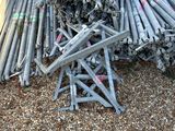 un tas de barres d'acier posé par terre à côté d'un tas de bois