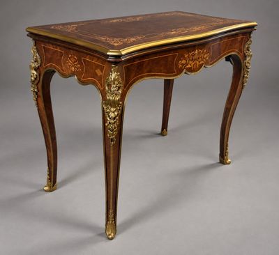 une petite table avec un plateau en bois et des ornements dorés sur les pieds