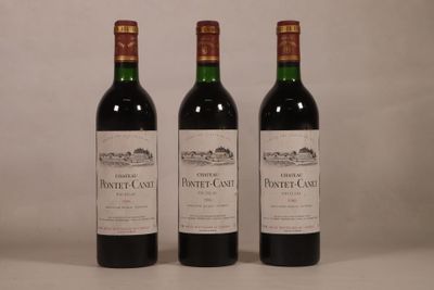 trois bouteilles de vin sont alignées sur une table