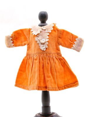 une robe orange sur un mannequin, sur fond blanc