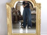une femme se prenant en photo dans un miroir