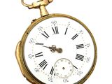 une montre de poche en or avec des chiffres romains sur le cadran
