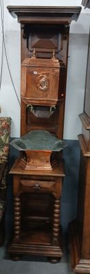 une chaise et une table dans une pièce, sur laquelle se trouve une horloge