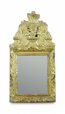 un miroir posé sur une surface blanche