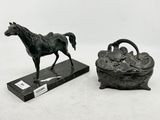 paire de figurines en bronze représentant un cheval et un panier, posées sur un socle en marbre