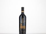 une bouteille de vin posée sur une table