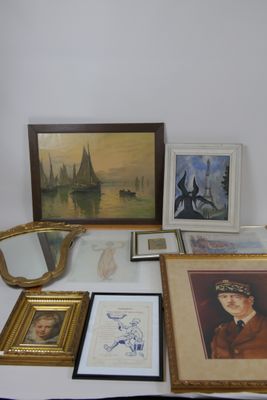 une table sur laquelle sont posées de nombreuses photos encadrées et d'autres photos
