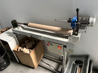 a picture of a machine that is sitting in a room