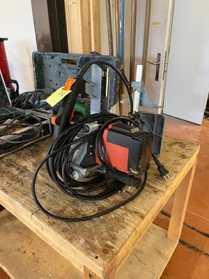 une image représentant une table sur laquelle sont posés plusieurs outils