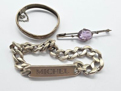 un bracelet, une bague et une bague avec une plaque portant un prénom