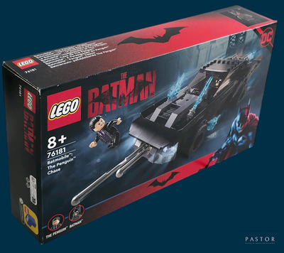 Ensemble Lego Batman « Batmobile » dans une boîte sur fond bleu
