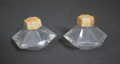 Paire de saupoudroirs de table de forme hexagonale en crista…