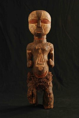 une statue en bois représentant un homme à la tête et aux jambes disproportionnées