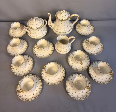 un ensemble de tasses et soucoupes en porcelaine posées sur une table