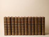 une pile de vieux livres posés les uns sur les autres