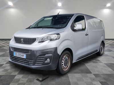 la camionnette argentée est garée sur le sol à carreaux d'une pièce