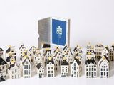 tout un tas de maisons miniatures posées sur la table