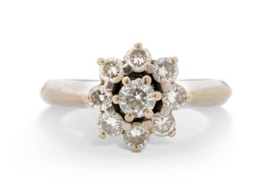 gros plan d'une bague en diamant sur fond blanc