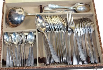 des couverts dans une boîte contenant des cuillères et des fourchettes