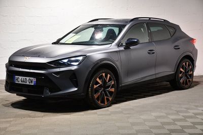 un SUV gris garé dans un garage au sol carrelé
