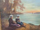 tableau représentant deux femmes assises sur une colline surplombant un plan d'eau, avec un voilier au loin