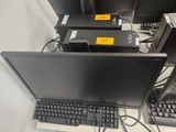 beaucoup d'ordinateurs posés sur une table