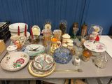 une table sur laquelle sont posées de nombreuses assiettes et bols