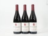 trois bouteilles de vin rouge posées côte à côte sur une table