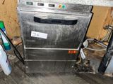 une photo d'un lave-vaisselle dans une cuisine sale