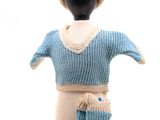 un mannequin vêtu d'un pull bleu et de mitaines