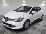 la voiture blanche est garée sur un sol en damier dans le garage