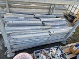 un tas de tuyaux métalliques et d'autres objets posés sur une palette