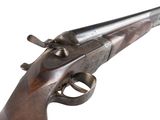 un gros plan d'un pistolet sur un fond blanc avec un fond blanc