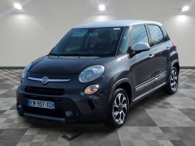 la petite voiture noire est garée sur un carrelage à carreaux