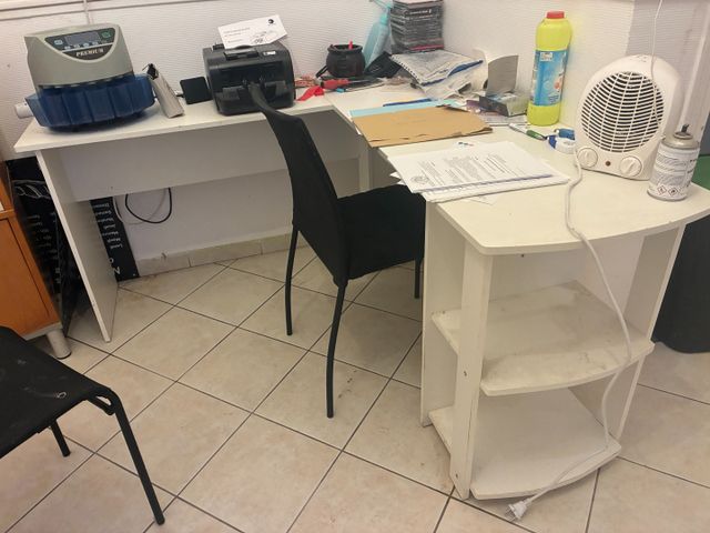 Bureau avec retour mélaminé blanc, deux chaises, desserte de bure...