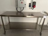 une table en acier inoxydable avec une étagère métallique en dessous