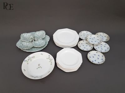 plusieurs assiettes posées sur une table