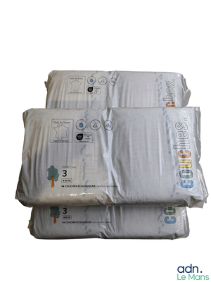 trois sacs de couches empilés les uns sur les autres