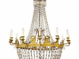 un grand lustre en cristal suspendu au plafond